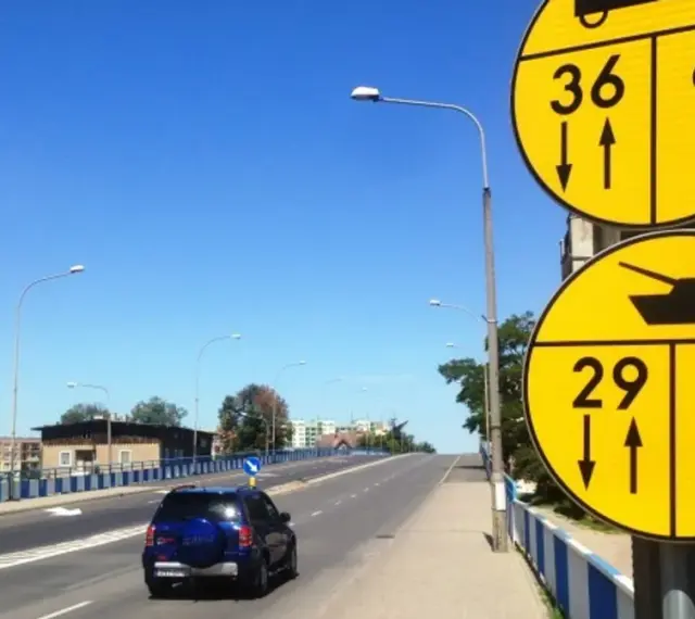 Nowe znaki drogowe informują o dopuszczalnej masie całkowitej pojazdów. Jeden znak pokazuje 36 i 62 tony, drugi 29 i 46 ton, a także symbol czołgu.