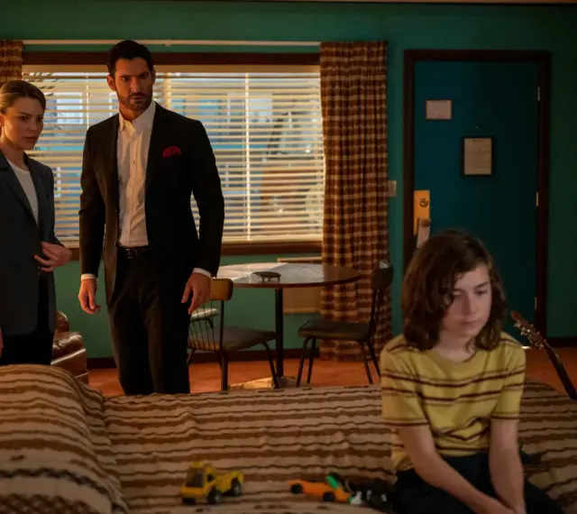 Chloe i Lucifer z sezonu 6 rozmawiają z dzieckiem w pokoju.