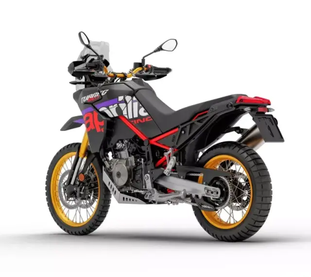 Czarny motocykl Aprilia Tuareg 660 z czerwonymi i fioletowymi akcentami, złote felgi. Dane techniczne tego modelu są imponujące.