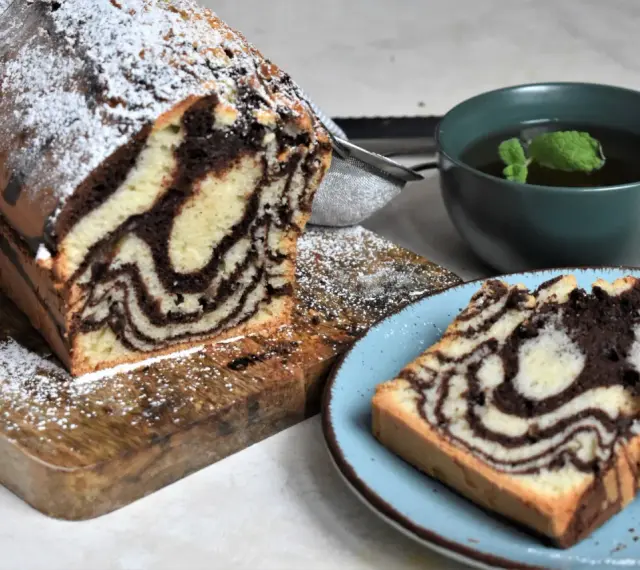 Pyszna babka zebra, idealna na podwieczorek. Ten przepis na babkę zebra zachwyci każdego!