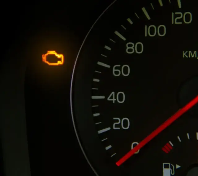 Kontrolka silnika świeci się, sugerując błąd DTC P2097 w Oplu. Prędkościomierz pokazuje 0 km/h.