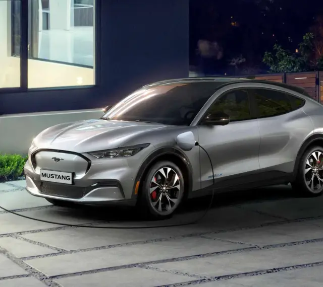 Srebrny Mustang Mach-E, nowoczesny bev, ładuje się przy domu. Czysta energia na noc.