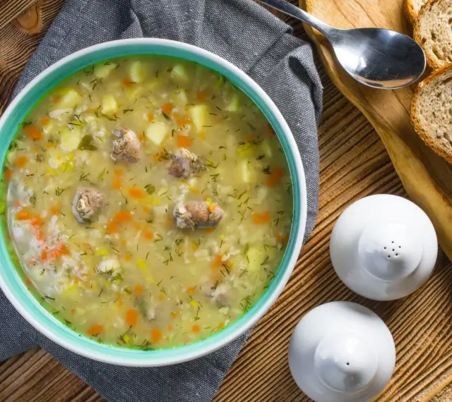 Aromaticzny zupa krupnik przepis babci, pełna ziemniaków, marchewki i mięsa, podana z chlebem.