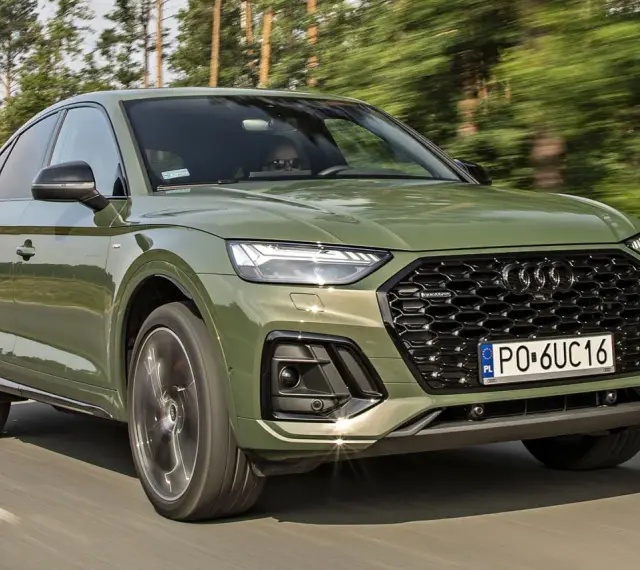 Zielony Audi Q5 Sportback w ruchu. Sprawdź aktualną audi q5 cena i dostępne wersje.