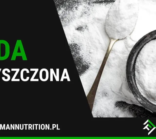 Biały proszek, wodorowęglan sodu, w miseczce i na łyżce. Slogan "SODA OCZYSZCZONA" i logo Feldman Nutrition.