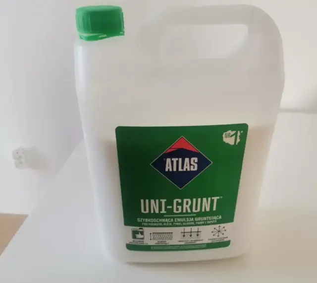 Biały kanister z zieloną nakrętką, zawierający emulsję gruntującą Atlas Uni-Grunt. Idealny do przygotowania podłoża pod gipsar.