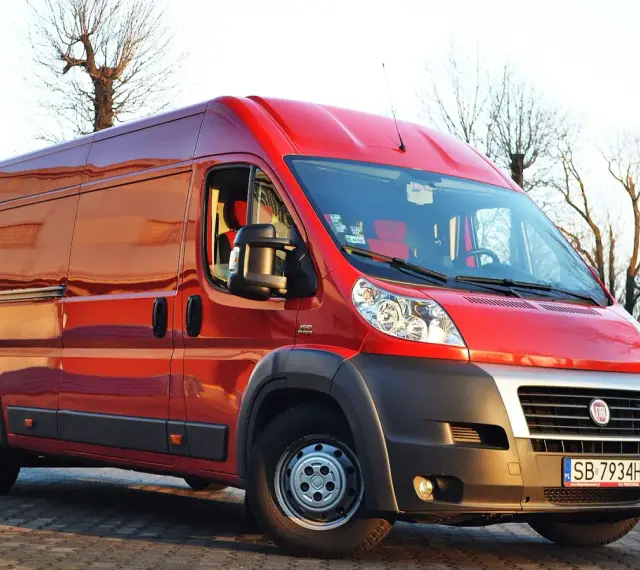 Czerwony Fiat Ducato 2.3 Multijet gotowy do drogi.