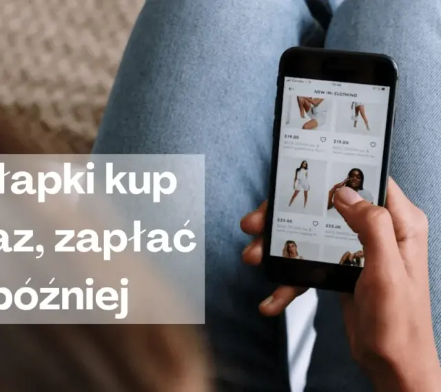 Kasa zapomogowo pożyczkowa: kup teraz, zapłać później. Kobieta przegląda ubrania w aplikacji mobilnej.