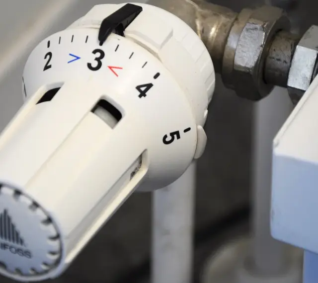 Pokrętło termostatu Danfoss ustawione na 3. To pokrętło reguluje, przy jakiej temperaturze otwiera się termostat, wpływając na ogrzewanie.