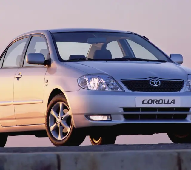 Srebrna Toyota Corolla 1.6 benzyna, idealna do miasta i na trasy. Zastanawiasz się, ile pali Toyota Corolla 1.6 benzyna? Ten model oferuje rozsądne spalanie.