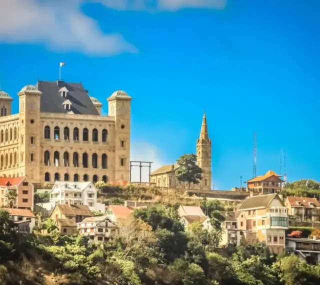 Antananarywa, stolica Madagaskaru, z imponującym pałacem na wzgórzu i charakterystyczną wieżą kościelną.