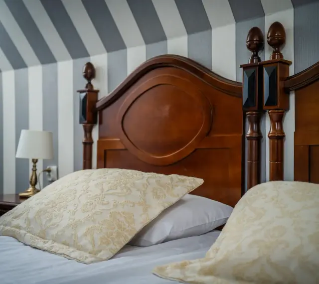 Wygodne łóżko w hotelu, idealne na służbowy nocleg. Pytanie, czy można służbowo nocować w hotelu, jest tu nieistotne, bo komfort jest najważniejszy.