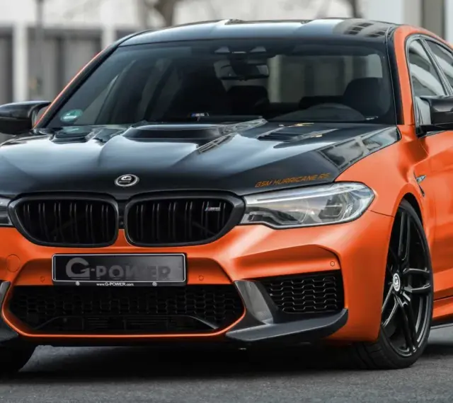 Pomarańczowe BMW M5 G-Power Hurricane RS z czarną maską i felgami.