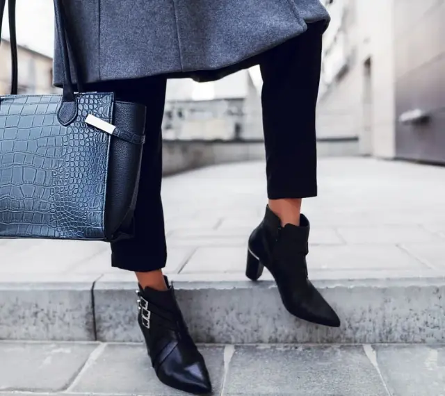 Elegancka stylizacja z czarną torebką i butami z czubkiem, które udowadniają, że są modne.