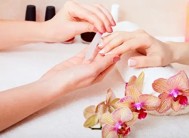 Manicure japoński: Ile się trzyma? Połysk i odżywienie na dłużej