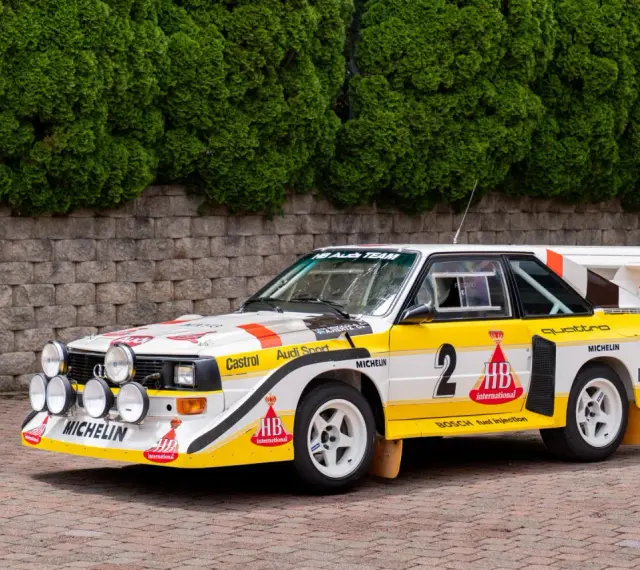 Ikoniczny Audi quattro S1 w biało-żółtych barwach z numerem 2, gotowy do rajdu.