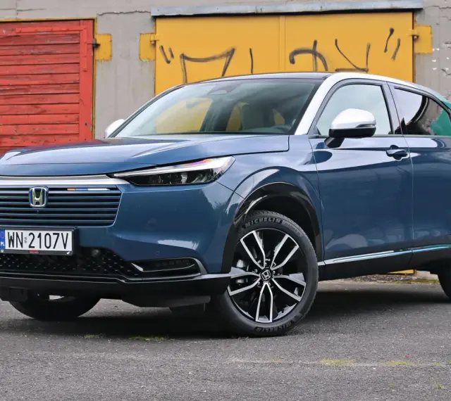 Niebieski Honda HR-V prezentuje swoje stylowe linie i kompaktowe honda hrv wymiary, idealne do miasta.