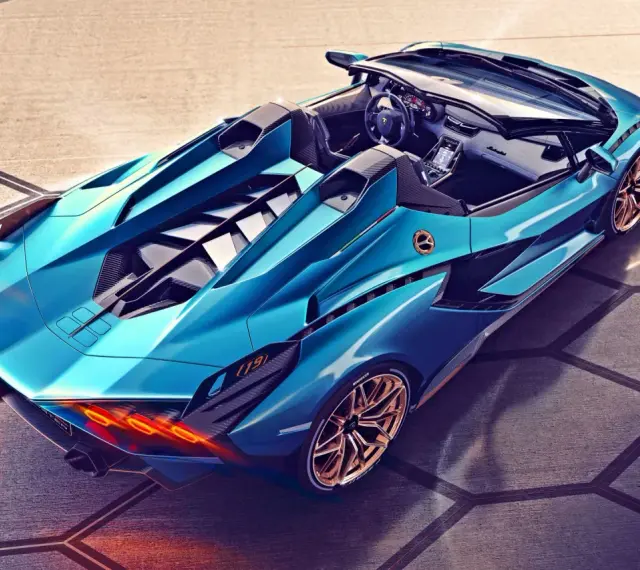 Niebieski supersamochód Lamborghini Sián Roadster z widocznym wnętrzem i złotymi felgami.
