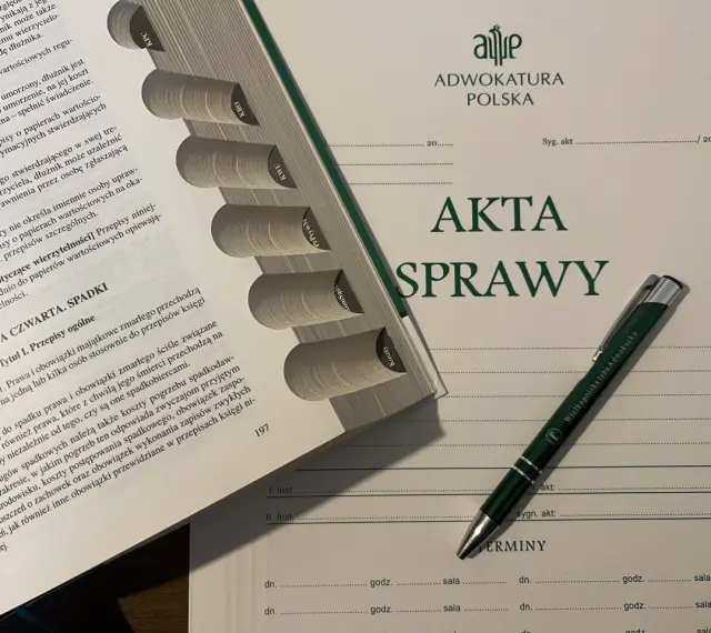 Księga spadki, akta sprawy i długopis Wielkopolskiej Izby Adwokackiej. Dokumenty dotyczące spadkodawcy i jego majątku.