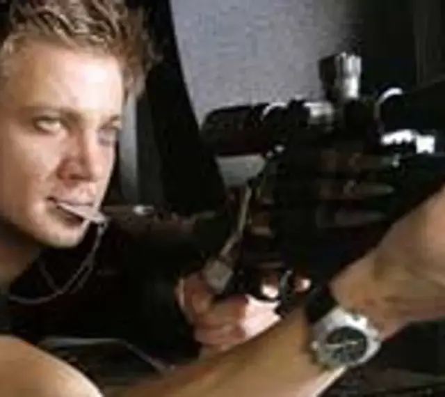 Jeremy Renner jako żołnierz z karabinem snajperskim w filmie "28 tygodni później obsada".