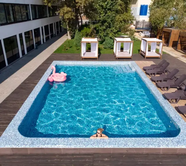 Relaks przy basenie z dmuchanym flamingiem. Idealne miejsce na wypoczynek w hotelu Karpacz w Karpaczu.