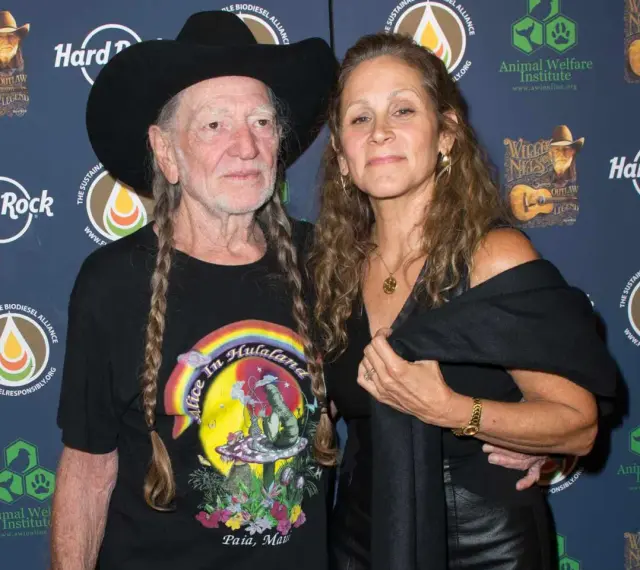 Willie Nelson z żoną Annie D'Angelo pozują do zdjęcia.