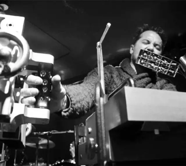 L'auteur, un musicien, joue d'un instrument étrange, tel un punisher sonore, manipulant des machines complexes.