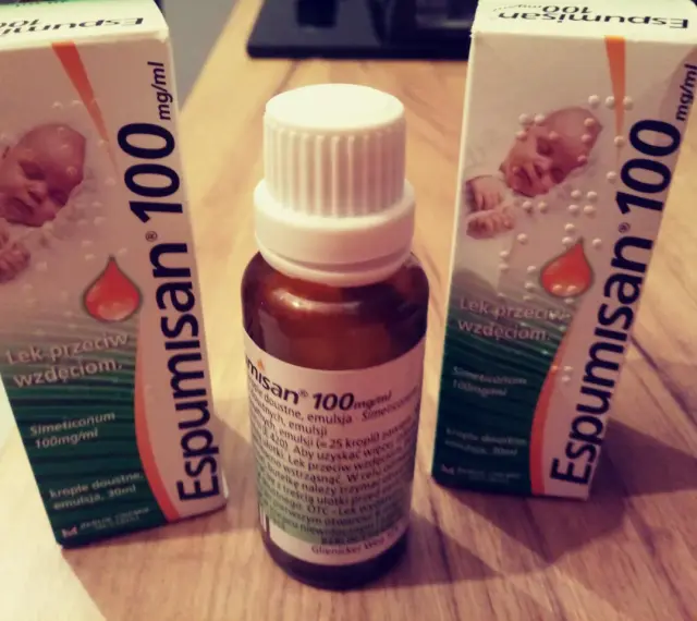 Dwie paczki i butelka Espumisan 100 mg/ml. Sprawdź espumisan 100 dawkowanie na ulotce.