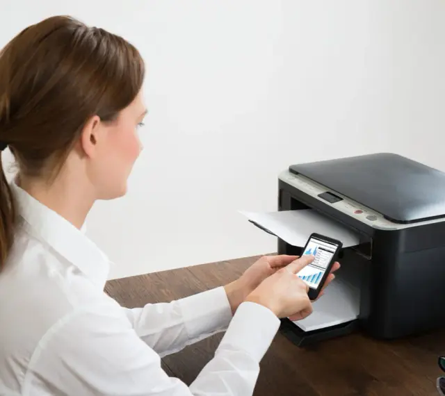 Frau verbindet Epson Drucker mit WLAN über ihr Smartphone.