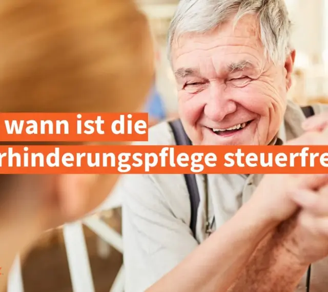 Ein lachender älterer Mann hält Hände. Text fragt: "Ab wann ist die Verhinderungspflege steuerfrei?".