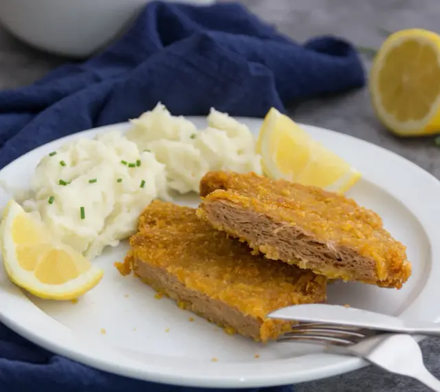 Chrupiący kotlet sojowy z puree ziemniaczanym i cytryną. Pyszne wegańskie danie.