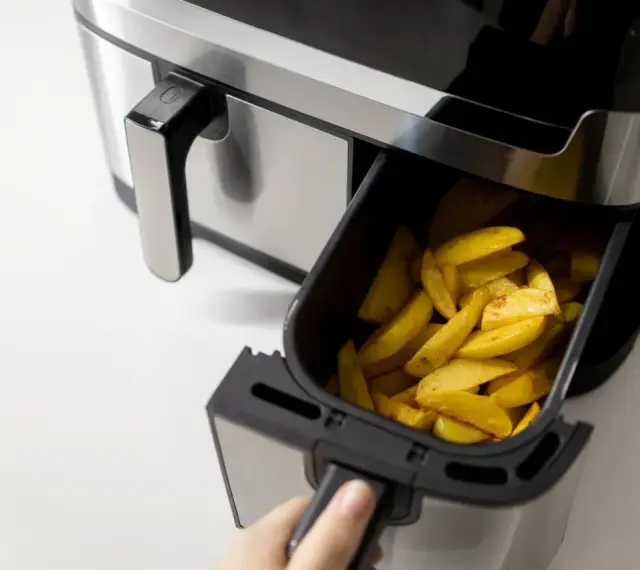 Frytki z frytkownicy beztłuszczowej to świetny pomysł na szybki obiad. Poznaj nasze air fryer przepisy obiad!