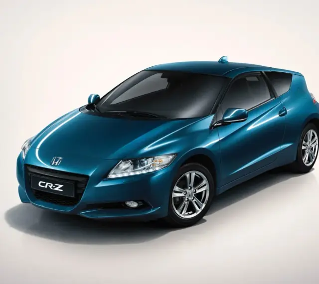 Błękitny Honda CR-Z z błyszczącym lakierem, prezentujący sportowy design i hybrydową moc.