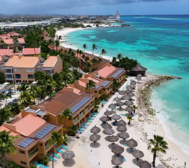 Aruba, gdzie jest? Tropikalny raj z turkusową wodą, piaszczystą plażą, palmami i hotelami z czerwonymi dachami.