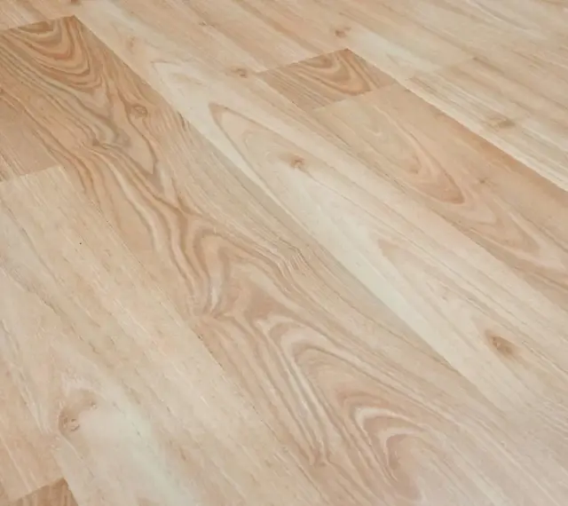 Jasne panele laminowane z widocznym usłojeniem. Dowiedz się, jak usunąć rysy z paneli domowym sposobem, by przywrócić im blask.