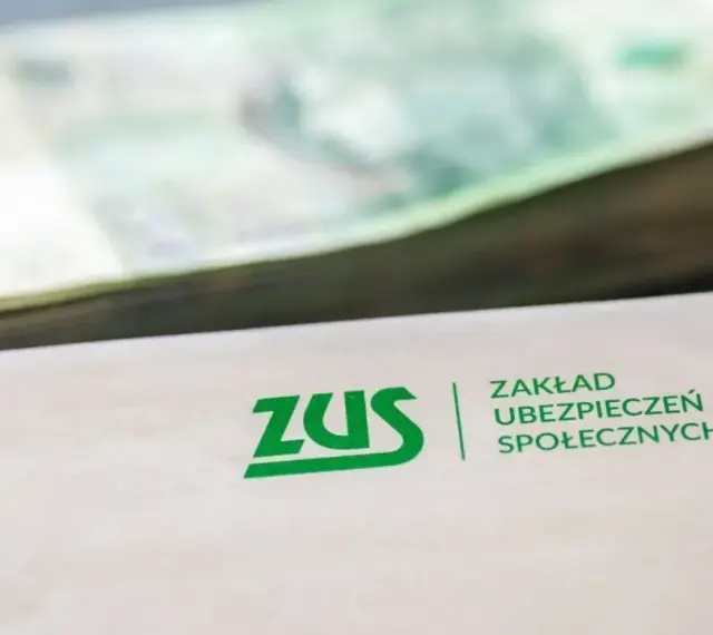 ZUS i stos banknotów. Pytanie o to, w jakim wieku renta na stałe, jest kluczowe dla przyszłości finansowej.