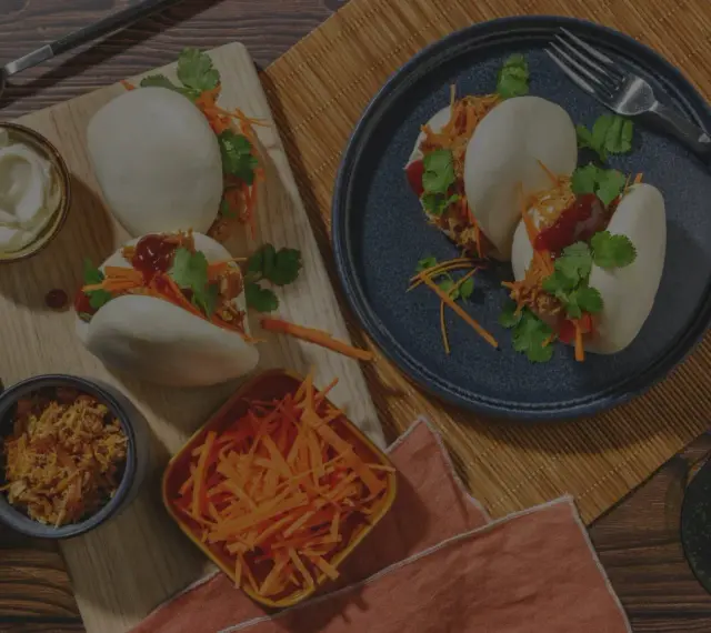 Läckra bao buns med strimlad morot, koriander och en härlig fyllning. Ett perfekt bao buns recept för en smakrik måltid.