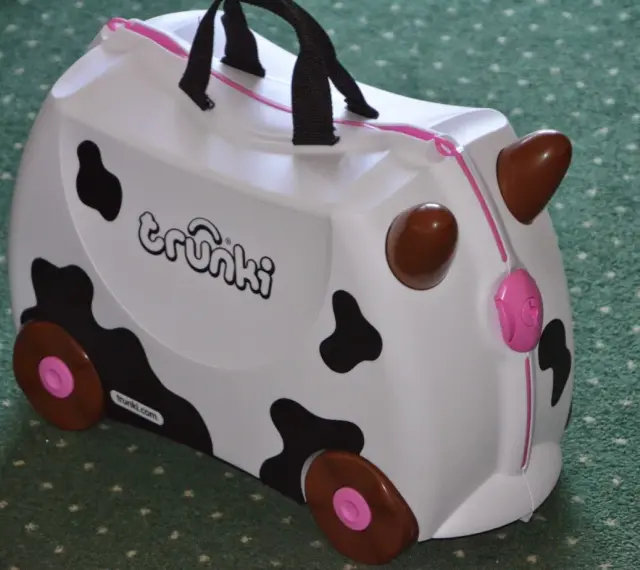 Biała trunki walizka dla dzieci w kształcie krowy z czarnymi łatami i brązowymi rogami. Idealna na podróże!