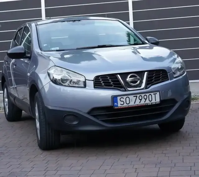 Szary Nissan Qashqai 1.6 benzyna, idealny do miasta i na trasy. Sprawdź jego niskie spalanie!