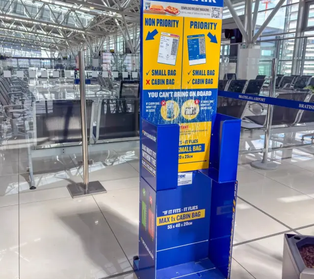 Informacja o tym, co można zabrać do bagażu podręcznego Ryanair. Wyjaśnia różnice między priorytetowym a niepriorytetowym boardingiem i wymiary bagażu.