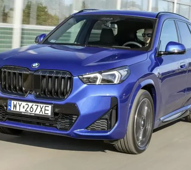 Niebieskie BMW X1 w ruchu. Sprawdź aktualną bmw x1 cena i dostępne konfiguracje.