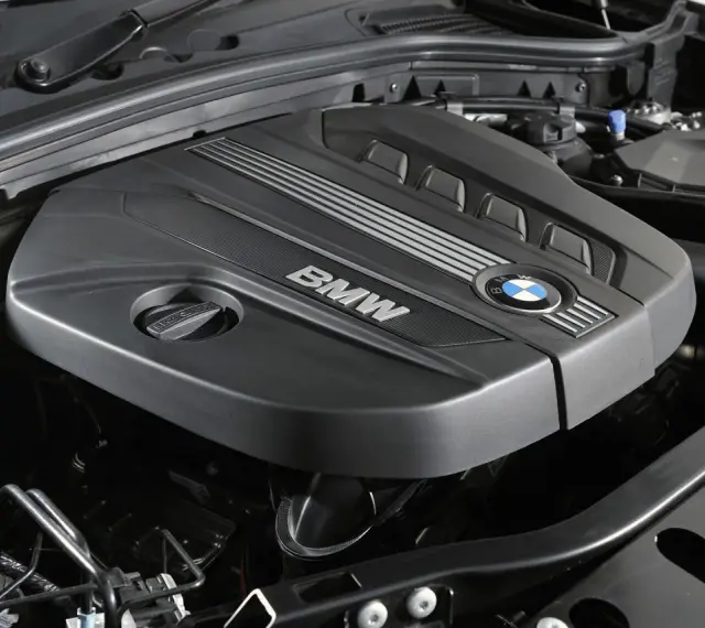 Silnik BMW z charakterystycznym logo. N47 to oznaczenie tej jednostki napędowej.