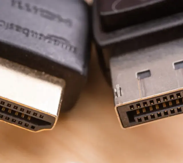 Zbliżenie na wtyczki HDMI i DisplayPort, pokazujące różnice w ich budowie.