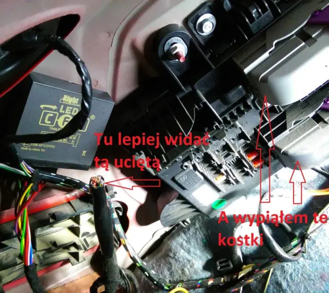 Wiązka przewodów w Oplu, widoczna ucięta żyła i wyjęte kostki, potencjalnie związane z błędem dtc u0140.