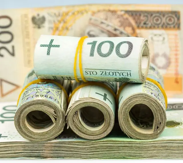Zwijane banknoty 100 zł i 200 zł. Czy to symbol tego, dlaczego banki zaostrzyły warunki kredytowania dla mieszkań w budynkach z lat 70.?
