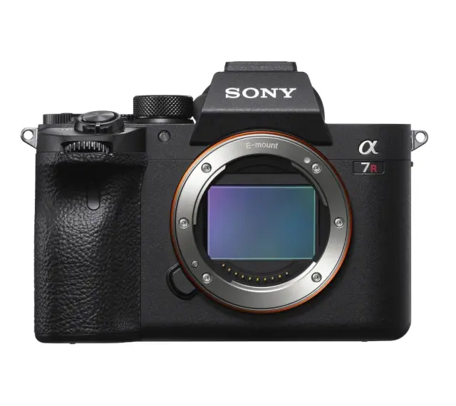 Czarny aparat Sony a7R IV z widocznym sensorem i mocowaniem E.
