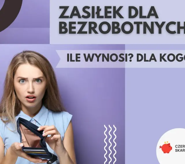 Zaskoczona kobieta pokazuje pusty portfel, zastanawiając się, ile wynosi zasiłek dla bezrobotnych.
