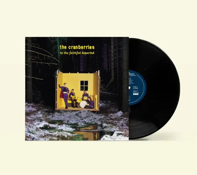 Pochette de l'album "To the Faithful Departed" de The Cranberries, avec un vinyle noir à côté. Le groupe pose dans une structure jaune au milieu d'une forêt enneigée.