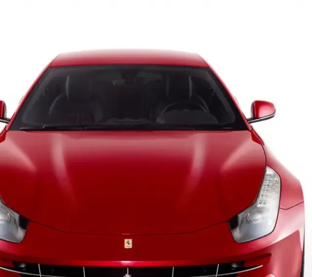 Czerwone Ferrari FF z przodu, z widocznymi reflektorami i grillem.
