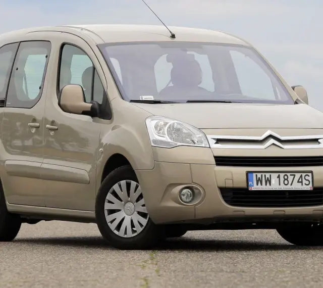Beżowy Citroen Berlingo 1.6 HDI na drodze, z zielonym polem w tle.